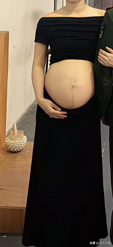 针不理解现在的人，一个个露着孕肚，她们不害羞吗？
现在的女孩太大方了，怀孕了都要