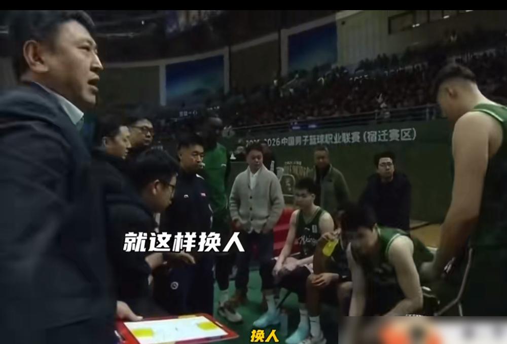 1分钟！队友变仇人！郭昊文和赵柏清在场上差点挥拳头。
 
开场就被干了个7-0，