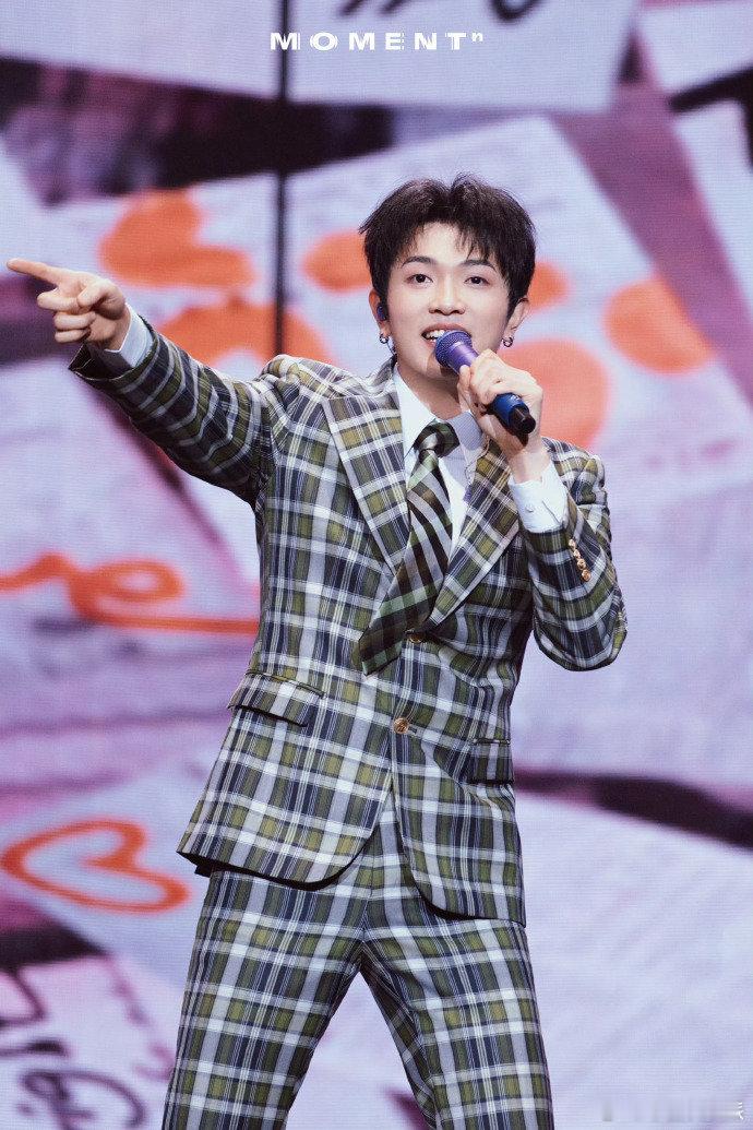 颜人中演唱会健身房来的 颜人中演唱会整活不断！济南站跳绳唱《想说》，翻车也潇洒，