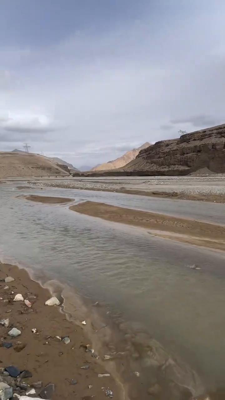 昆仑山里头，正儿八经昆仑山里头，纯天然的。雪山发的水流出来了，我在捡块玉，这头玉