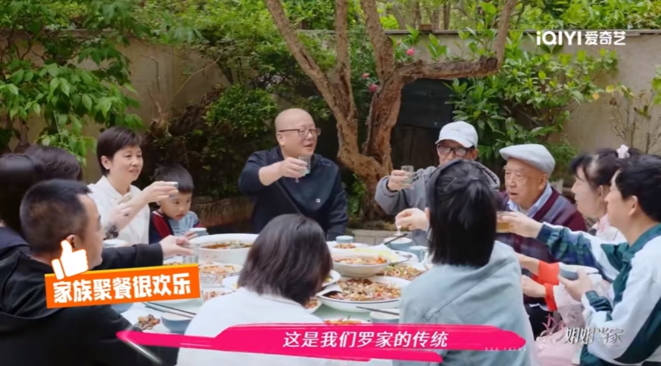 谢娜一家是现实版小巷人家吧谢娜一家就是现实版的《小巷人家》吧，烟火气息满满！[捂