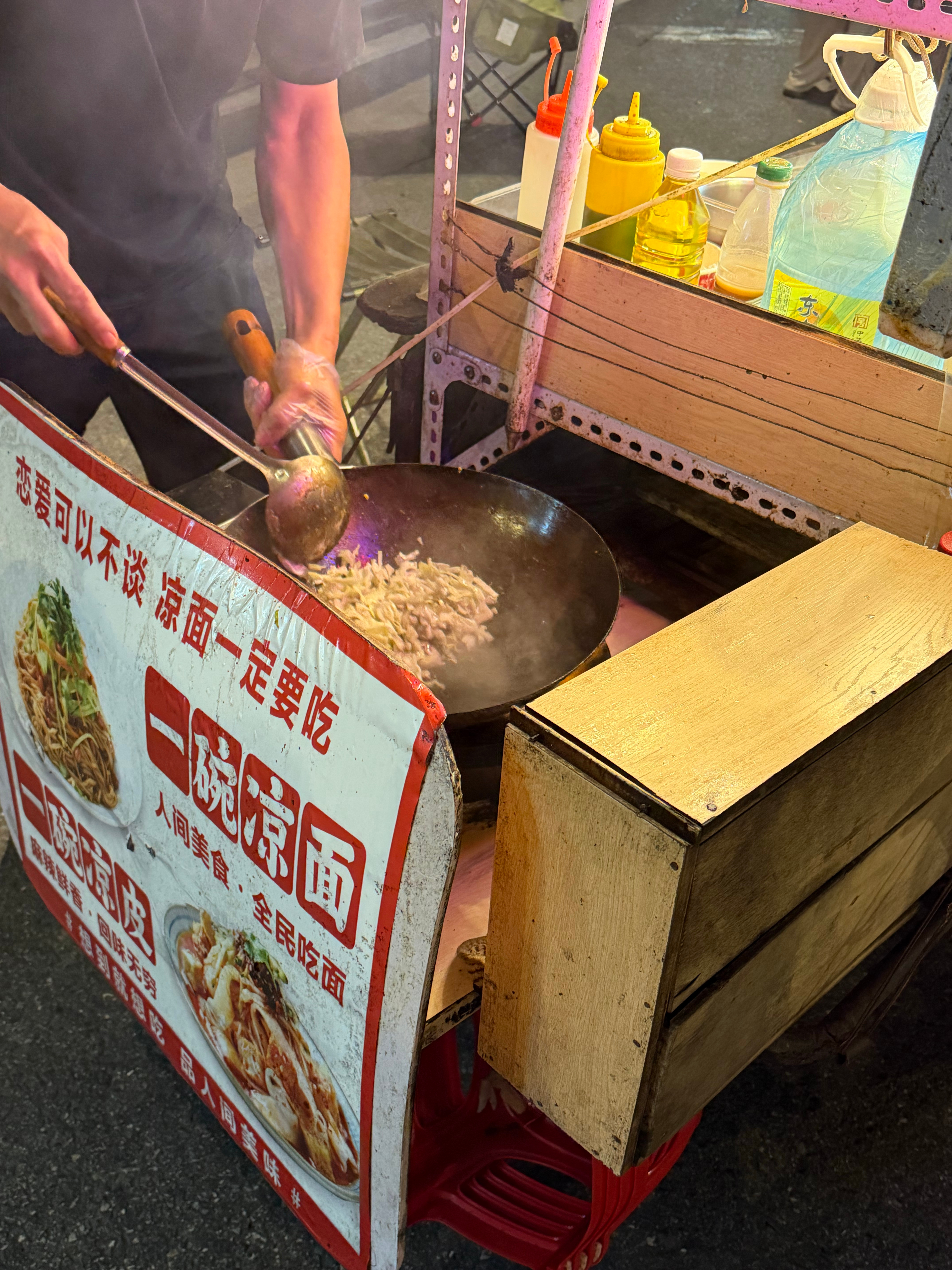 这种路边的铁锅炒面贼香，好多年没吃过了，买一份尝尝，14 块。 