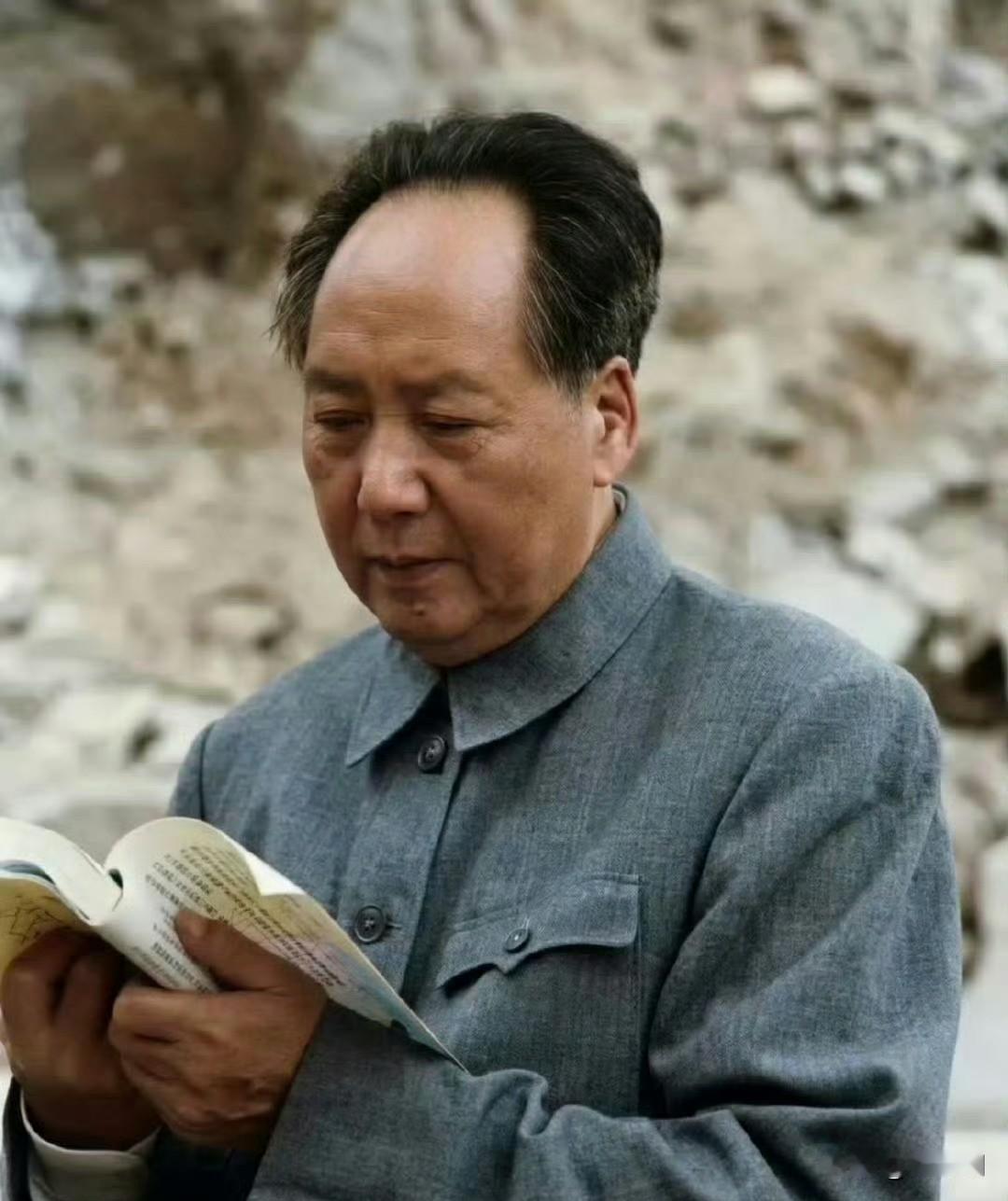 毛主席一生最大的爱好是读书。他常说：“饭可以一日不吃，觉可以一日不睡，书不可以一