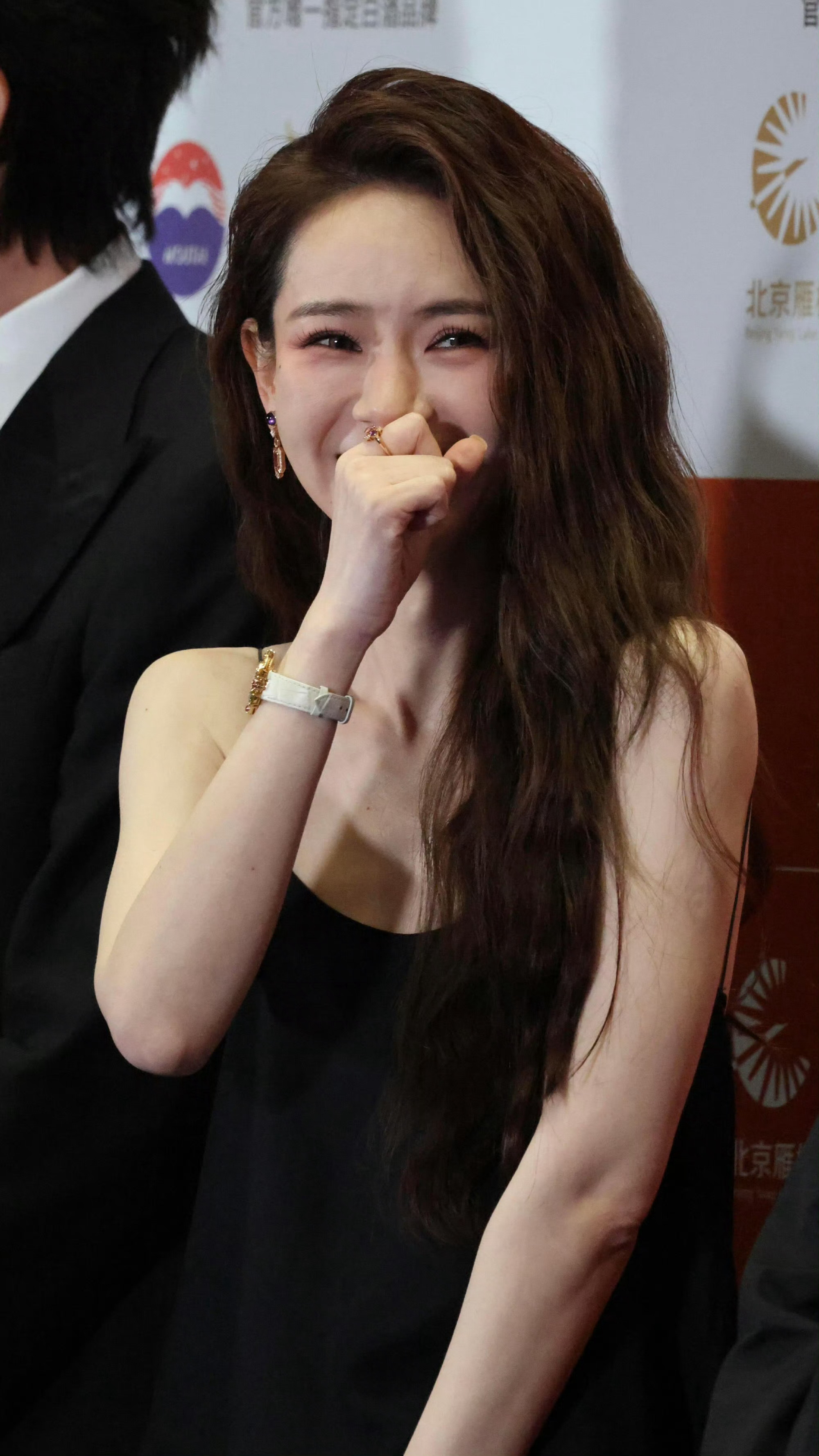 戚薇穿小吊带好有女人味，怪不得李承铉那么爱她 