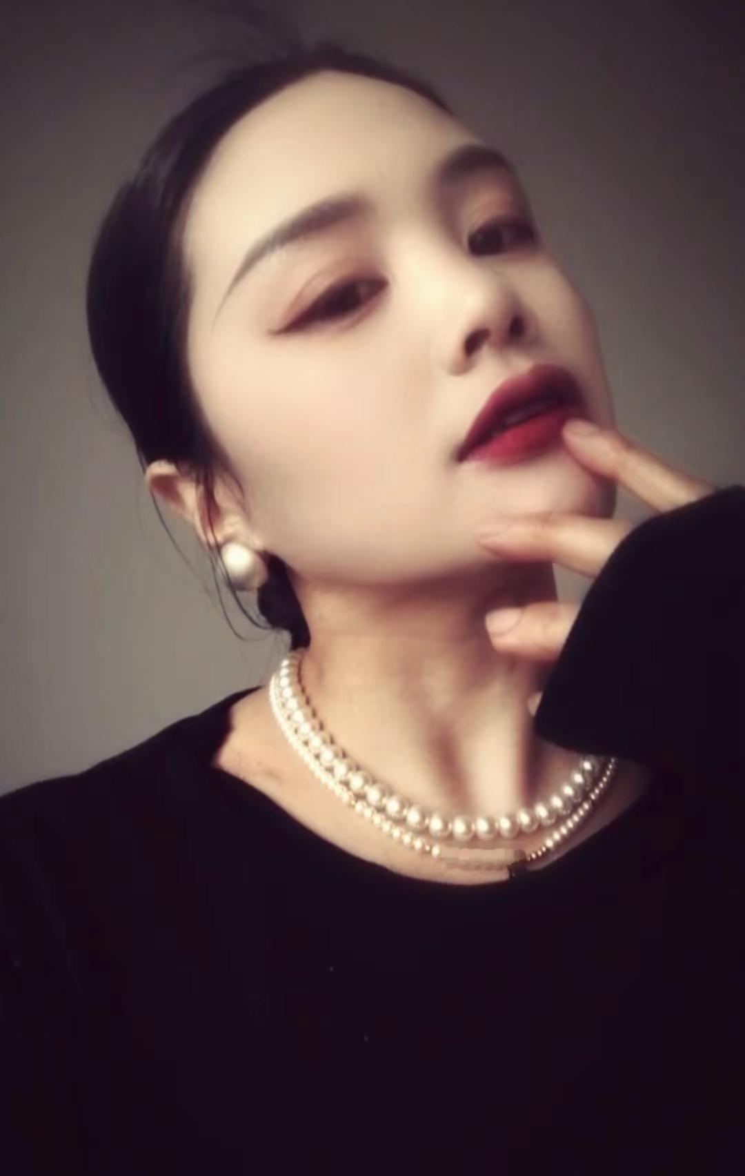 幸亏我长得不好看，按我这德行，我要是好看点，我得狂成什么样子[笑哭][笑哭]