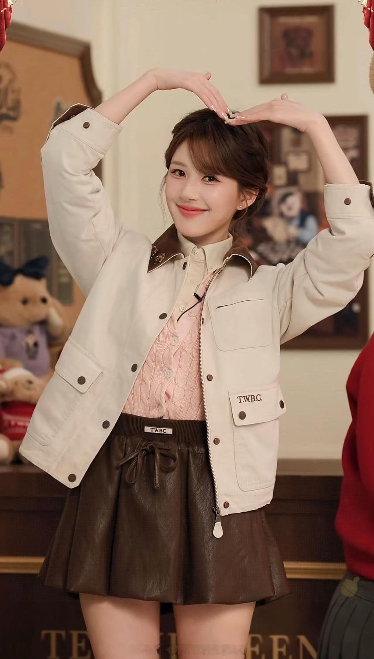 赵露思今日品牌直播截图，盘发造型可爱又甜美！！