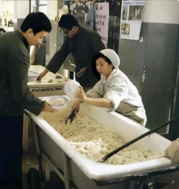 40年前的大学食堂，用浴缸盛饭？[震惊]