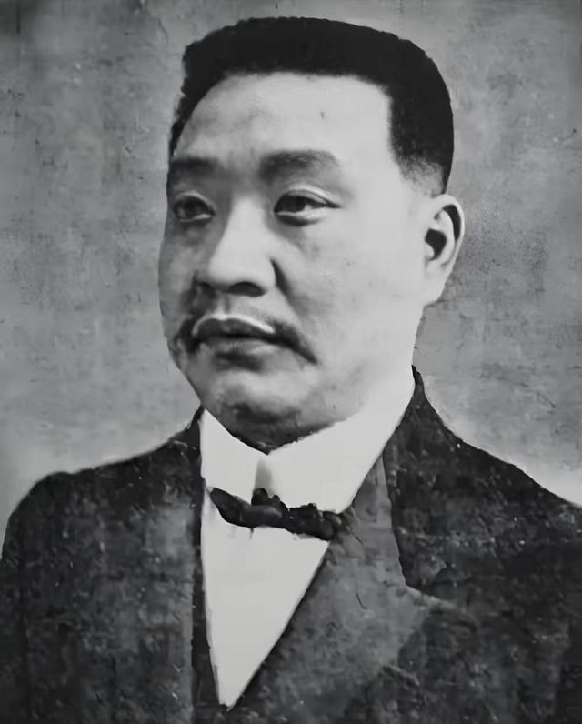 1879年，浙江巡抚谭钟麟午睡后路过通房丫头卧室的一次意外，改变了整个家族的命运