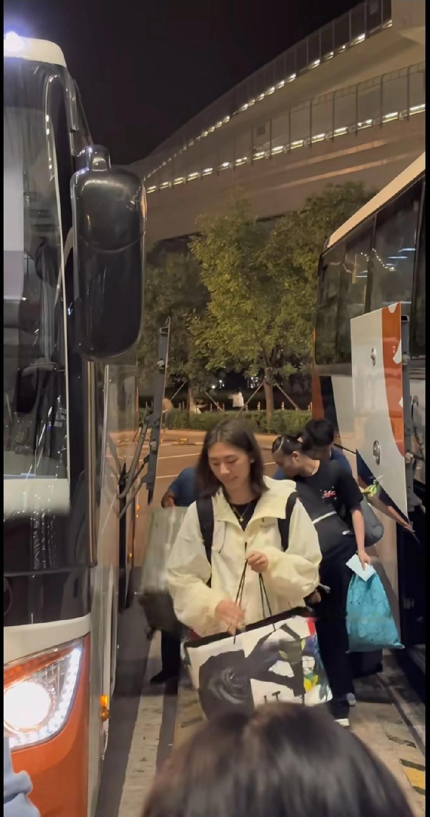 国乒三姐妹抵京，期待大满贯赛场绽放
 
看到陈熠、徐奕、王曼昱抵达北京的画面啦～