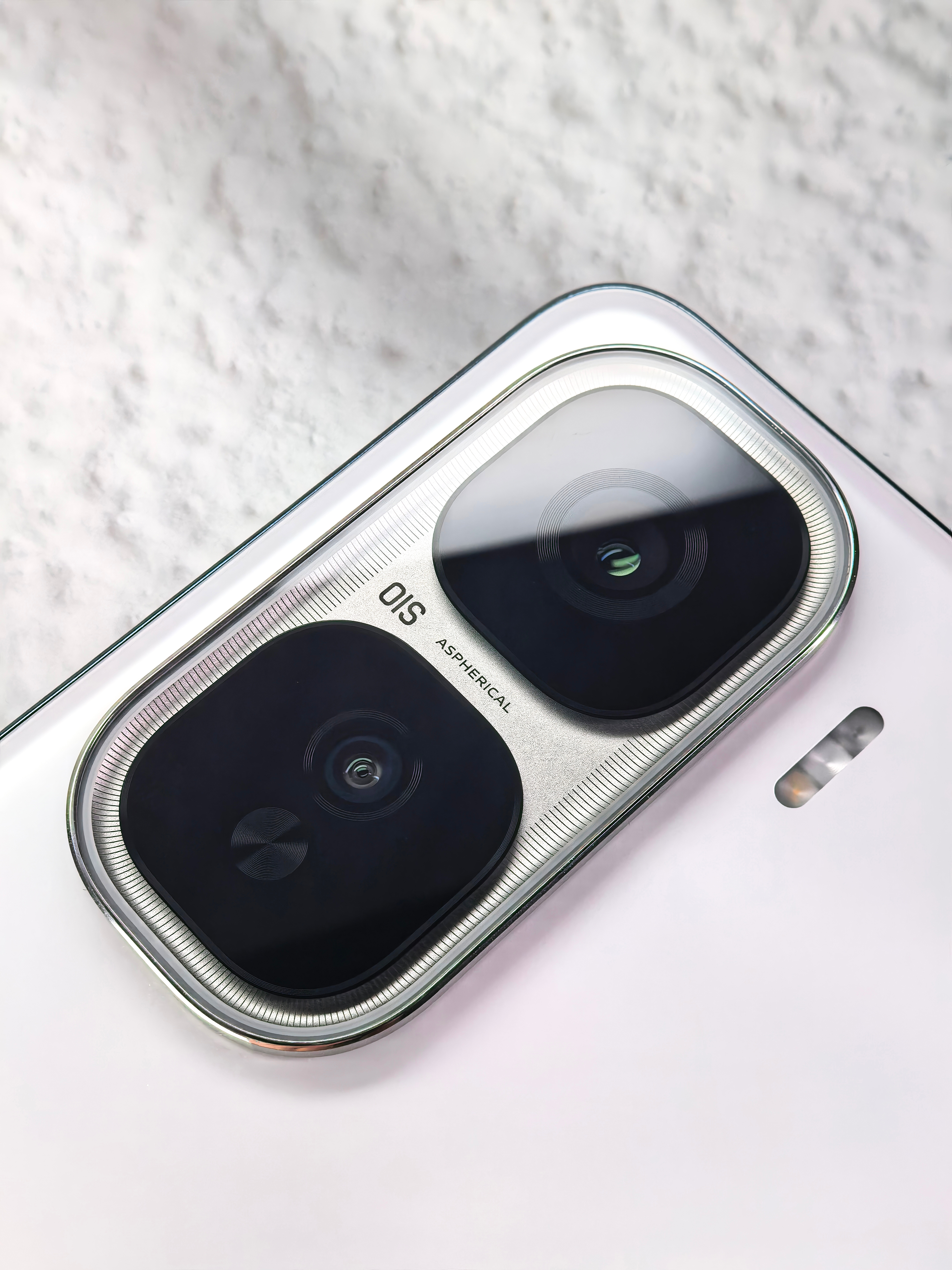 iQOO Neo10 Pro+ 驰光白真的耐看，纯净玻璃后盖搭配悬浮之窗镜头模组