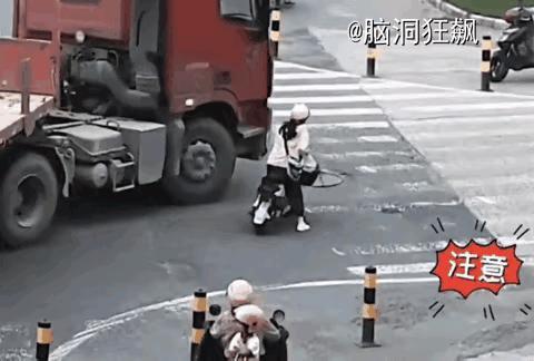 这电动车车主是把危险当儿戏吗？！
 
看着大货车亮着右转灯步步逼近，他居然像被钉