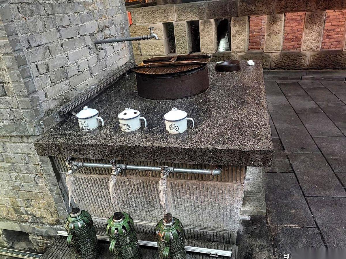 昨天还在冲上天的金价，一觉醒来，直接给你表演个高台跳水。
朋友圈里一半在哀嚎，一