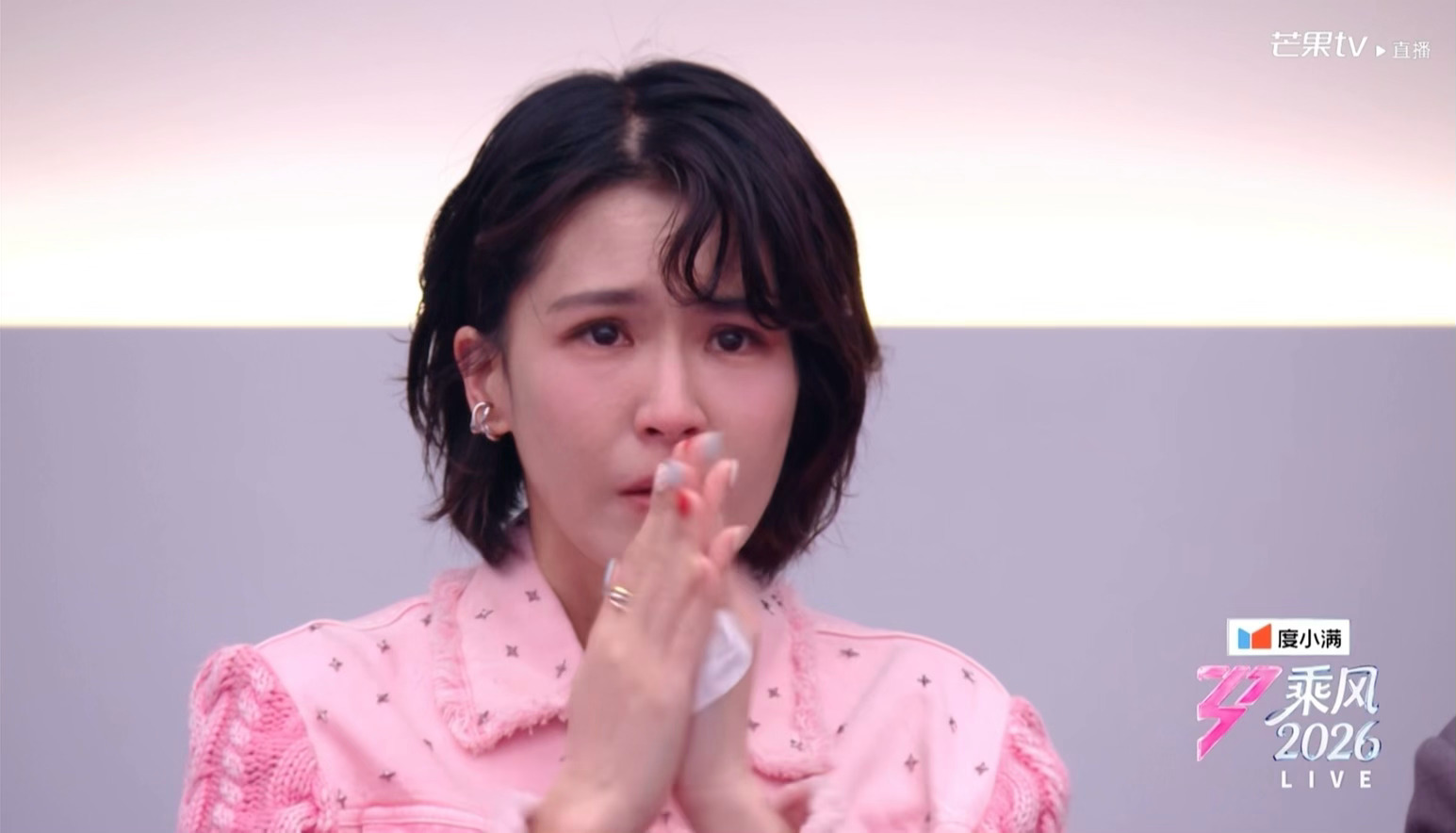 救命啊 苍天啊 你们看不到吗黄灿灿唱的时候曾沛慈的这个眼神 