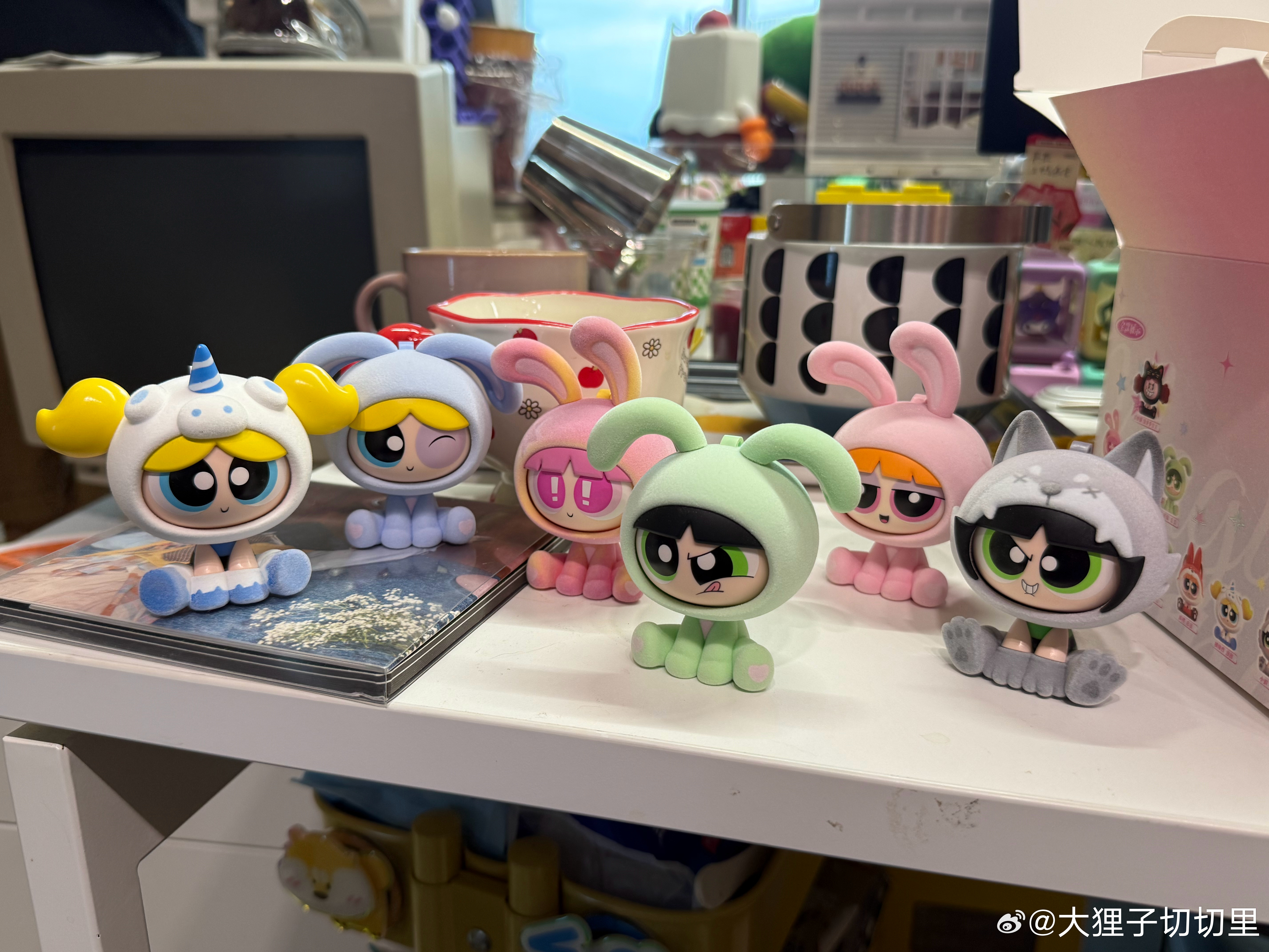 和小伙伴们端了一盒飞天小女警的盲盒回来，这个脸还可以转，第二张live图全部脸一