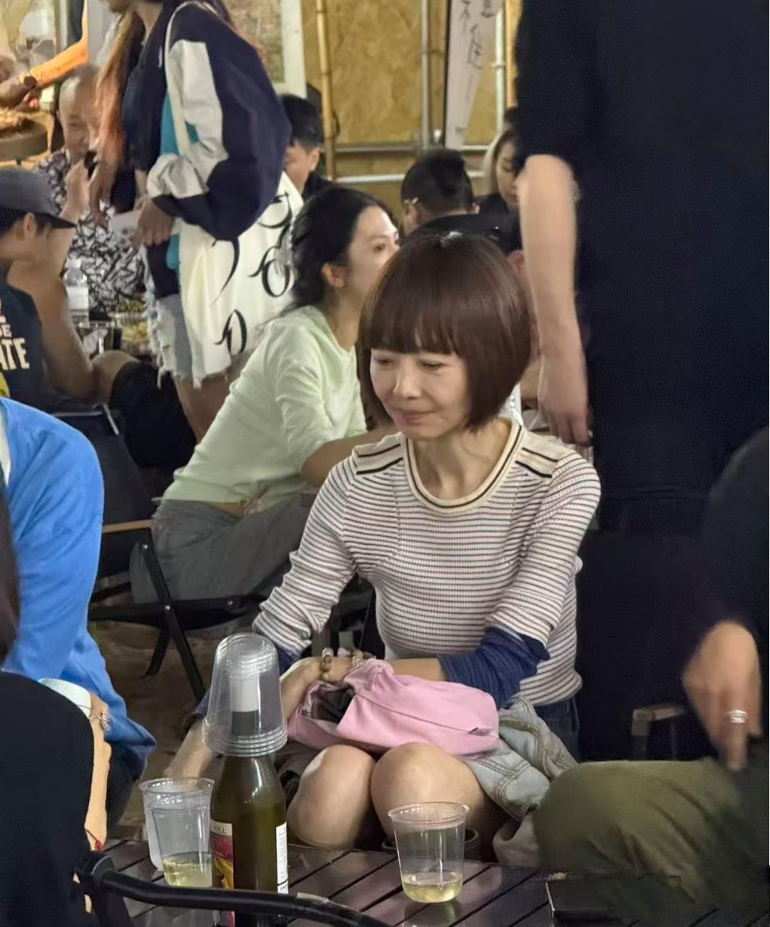 著名主持人鲁豫在河北阿那亚游玩，她标志性的学生短发，身材瘦弱，脸上清晰可见的皱纹