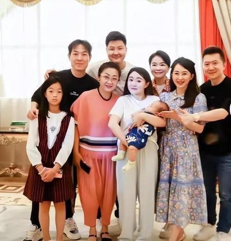 金龟子一家为外孙庆生，爱意满溢

金龟子一家7口齐聚，为可爱外孙举办温馨庆生宴。