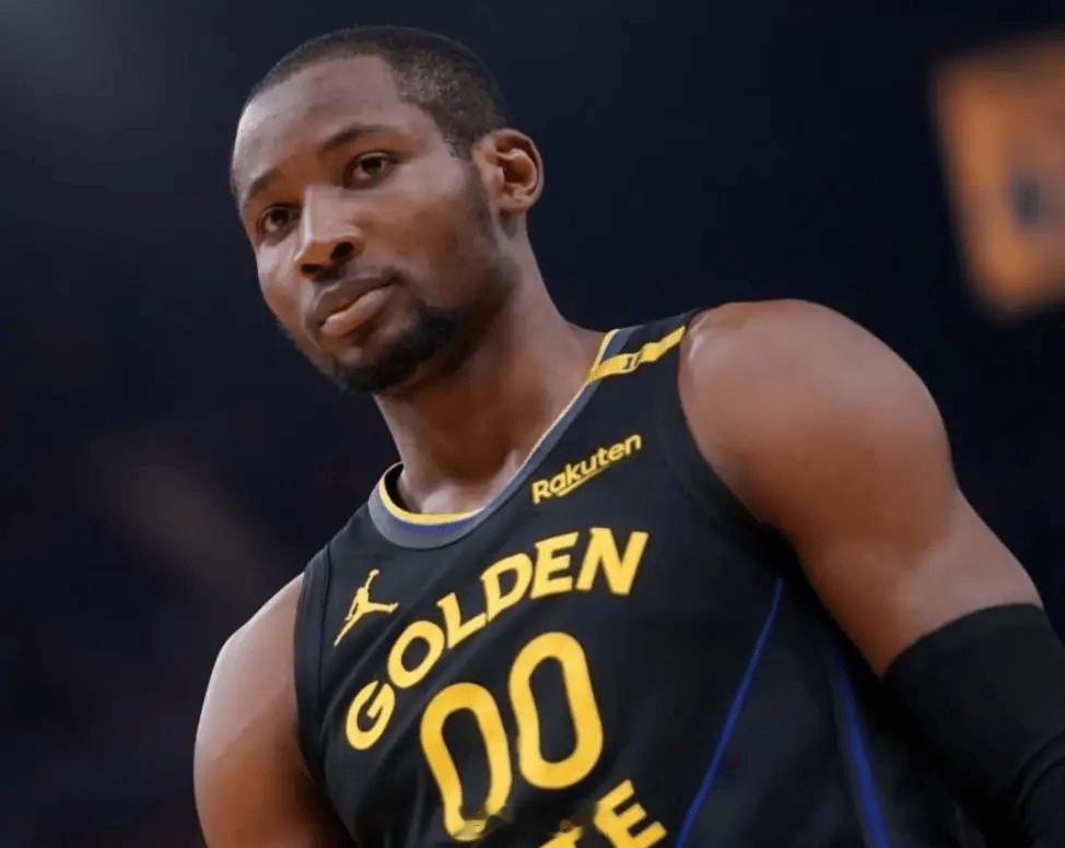 NBA 噩耗！勇士再伤库明加，彻底砸手里了！在勇士与独行侠的比赛第二节，库明加脚