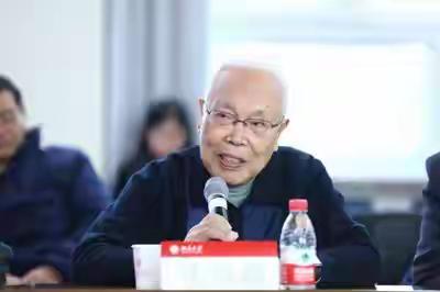 “中美差距有多大？”中国科学院院士姜伯驹一语惊人：“不是别人卡我们脖子，而是我们