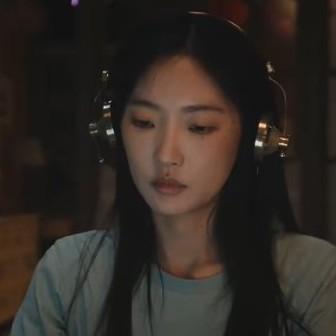 《交锋》里销声匿迹多年的华东，终于在春晓与锦兰成婚之后露了面。春晓在街上和他偶遇