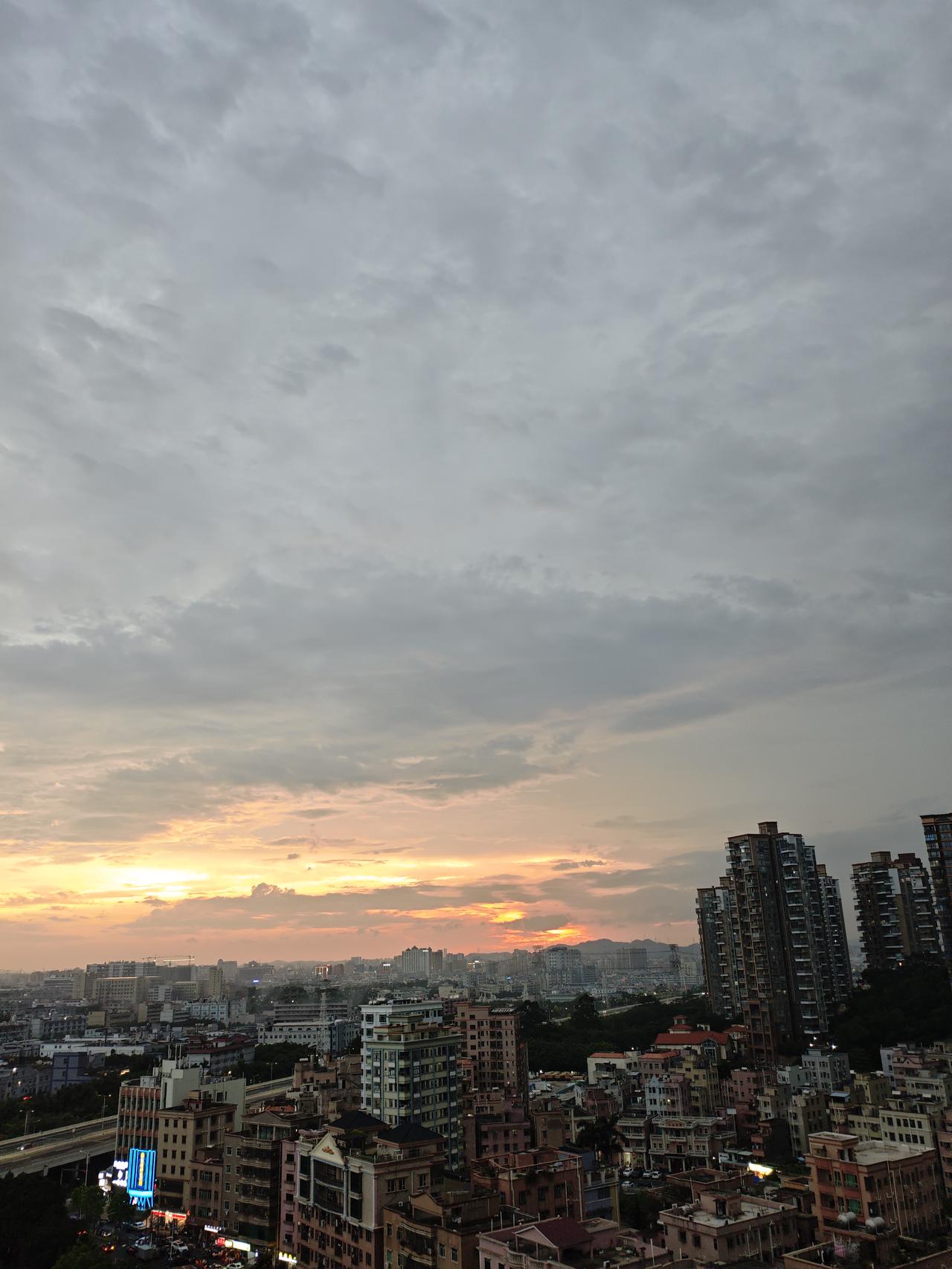 我拍到的落日瞬间深圳昨日下雷雨后的落日余晖，一样美丽动人，别有意景，！