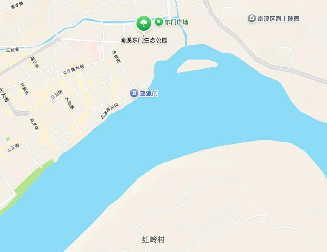 四川宜宾。
一位50多岁的男子带着狗在望瀛门江边玩水，狗的玩具球掉进江里，男子下