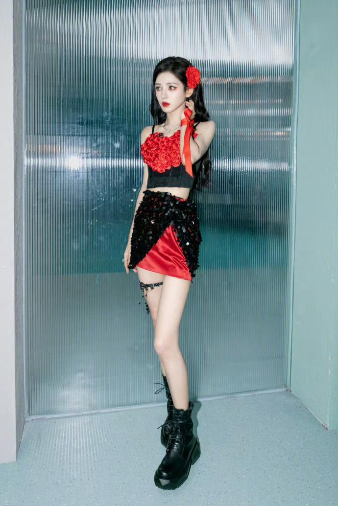 #张予曦腿环#是心动💓预警的信号张予曦红黑配色的女团妆造，妩媚动人，简直就是舞