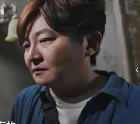 《迷墙》这部剧，真是把荒诞演到了极致。
 最开始余鸣意外从别墅墙体里砸出三千万，