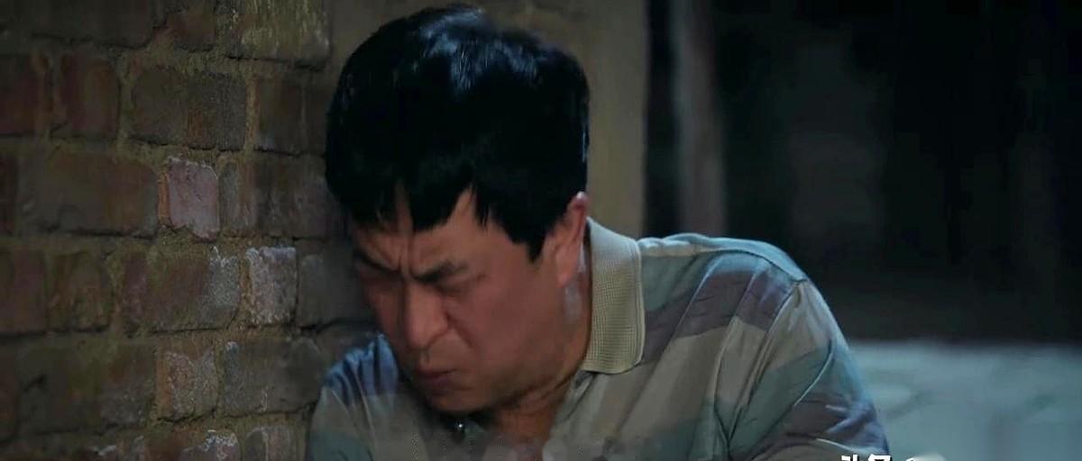 《主角》里，胡三元在烤肉局上喝大了，抓着秦八娃和封导，非要人俩给评评理。
他脖子