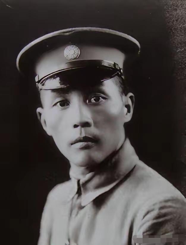1927年，钱大钧追求欧阳藻丽，遭到她父亲反对。想不开的钱大钧走在街上，突然掏出