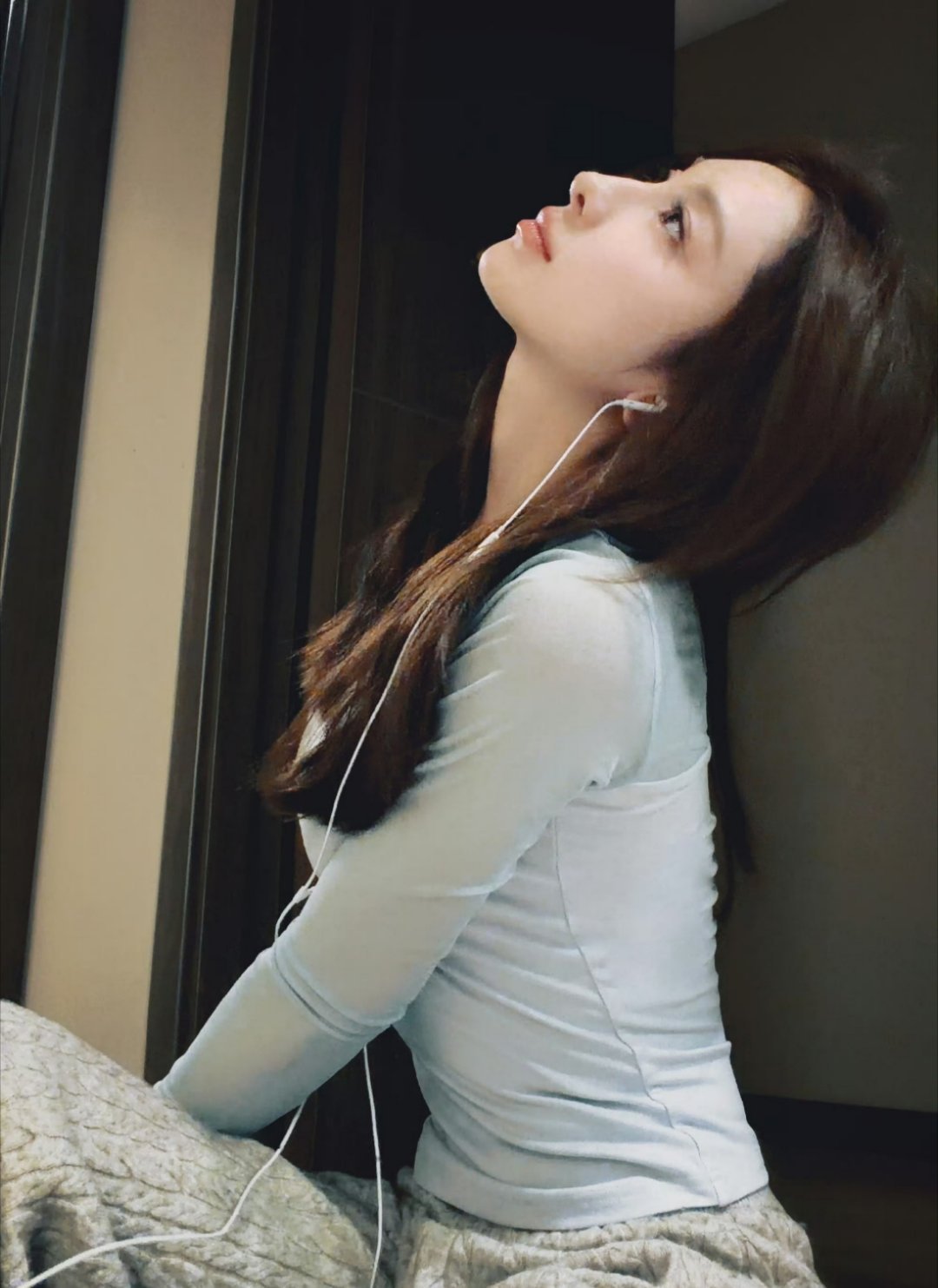 张小婉！你的侧脸太完美了，这下颌线锋利的