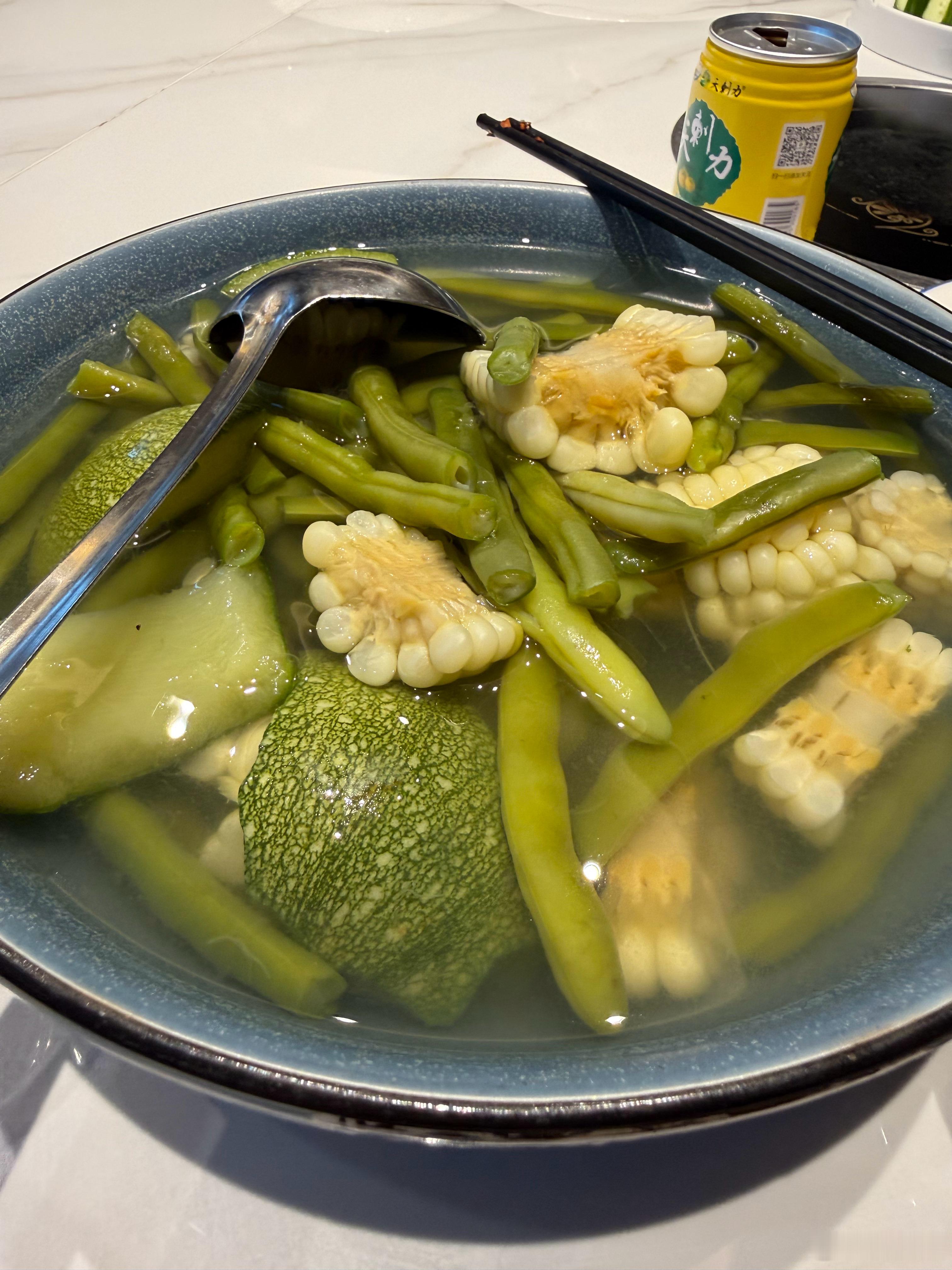 又在重温贵州味道了满桌有一半不吃折耳根的，我是真杂食动物，就没有我不爱吃的 