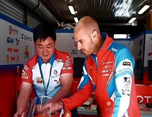 张雪机车在荷兰站被罚掉领奖台，却让全世界看傻了眼！
 

53号老将德比斯太硬核