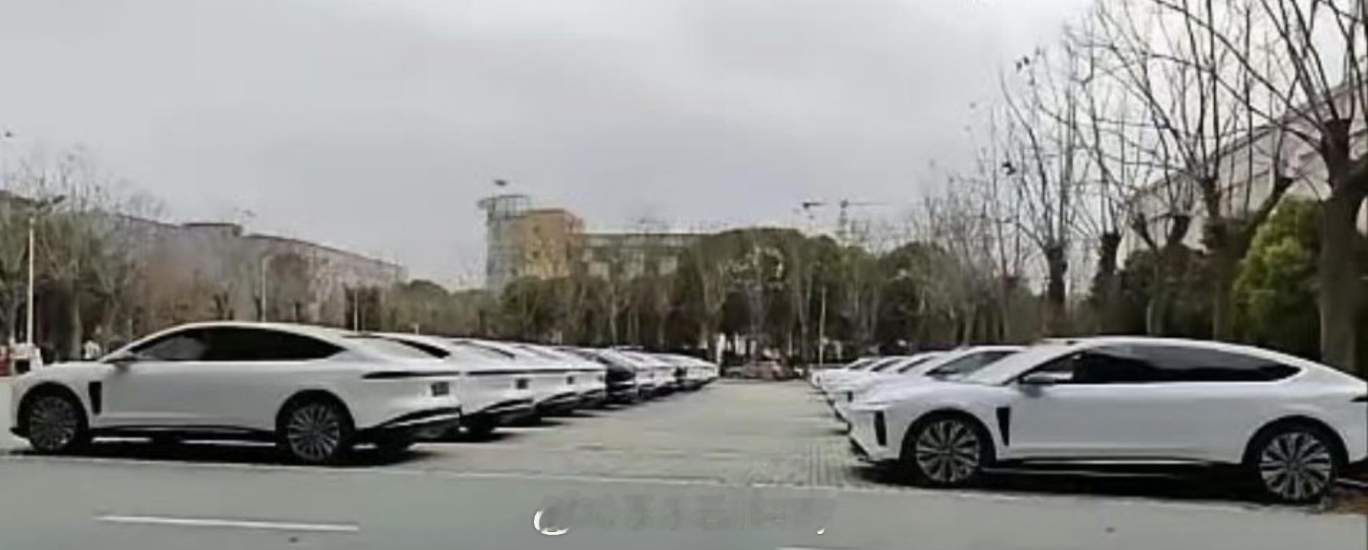 前段时间一段蔚来ET9的动态被转发好一阵子最近看到工厂内这车开始囤货了估计过阵子