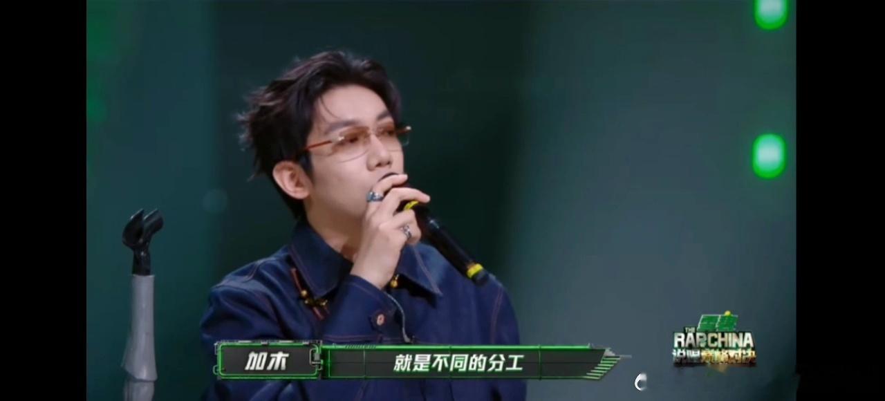 严浩翔有的人适合帮助音乐破圈严浩翔回应加木破防 严浩翔对加木的回应可以看作一种思