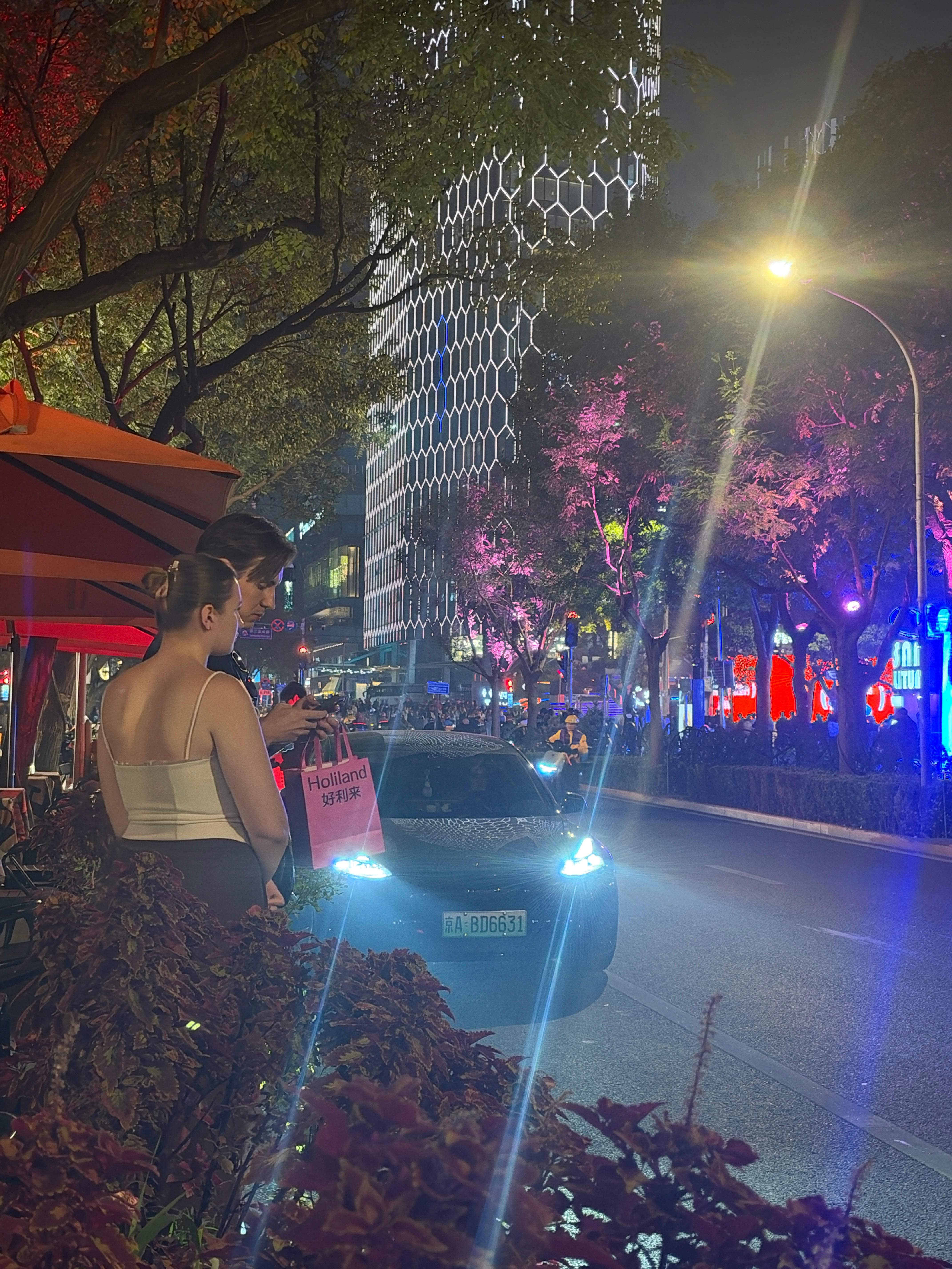 在北京的秋，漂亮的外国小姐姐还在穿吊带，而我已经穿上了严严实实的长袖外套[柯基]