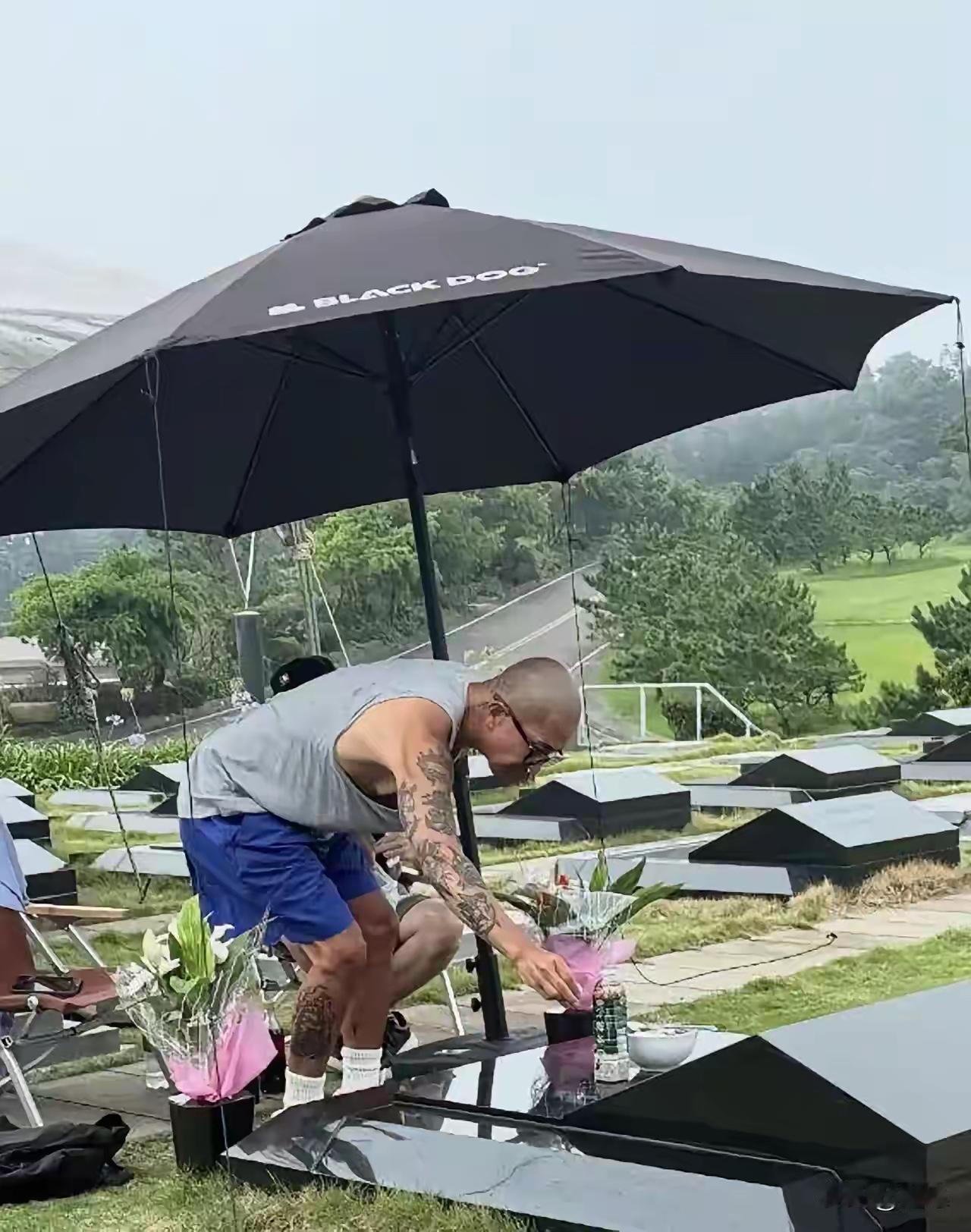 真的是有点夸张，具俊晔全身都是纹身，有那么好吗？真的是太无语了，年纪都那么大了，