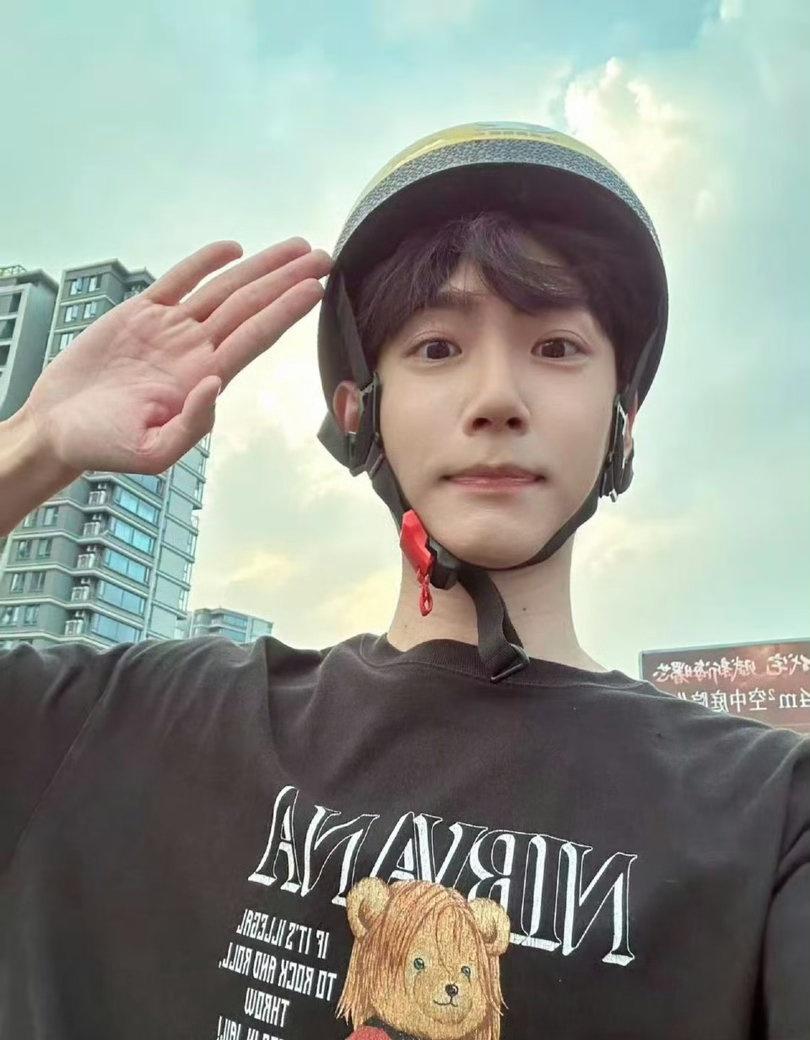 内娱金宣虎 💚 李卿未来可期 

今天去买肉夹馍，让老板多放点辣椒，结果吃了一