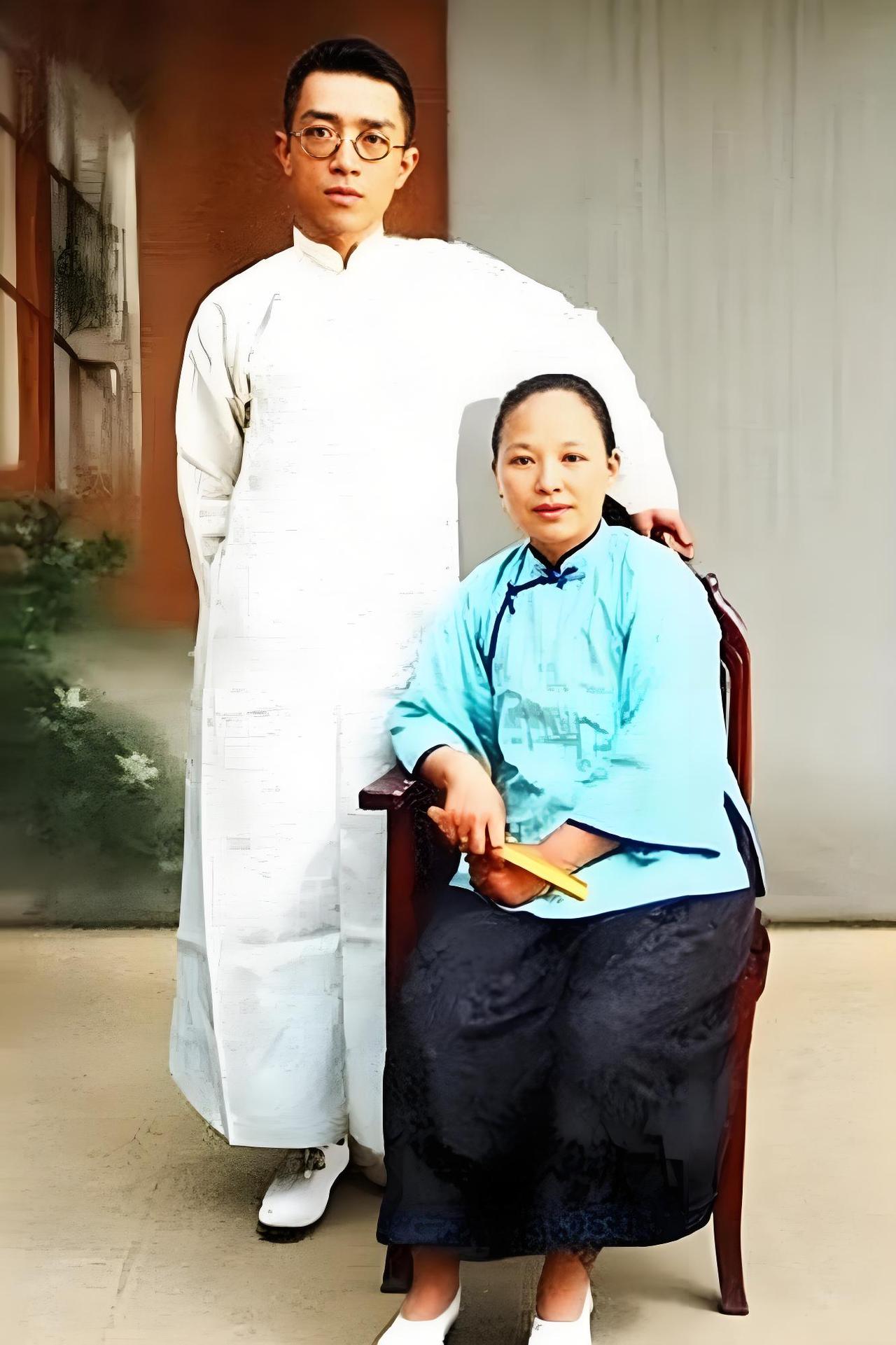 这是胡适先生与他夫人江冬秀的合影。画面中，胡适身着一袭素白长衫，脚蹬白袜布鞋，身