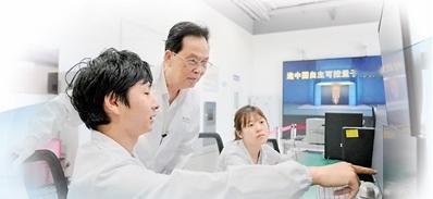 【四十余载追寻量子之光（弘扬科学家精神）】早上7点半，中国科学技术大学校园内，中
