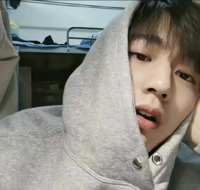 张凌赫被考古得只剩个裤衩了 张凌赫被网友全方位深挖，连早年小事都被扒得一干二净。