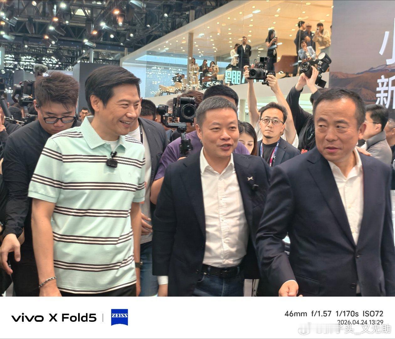 雷军也来小鹏展台了小鹏汽车