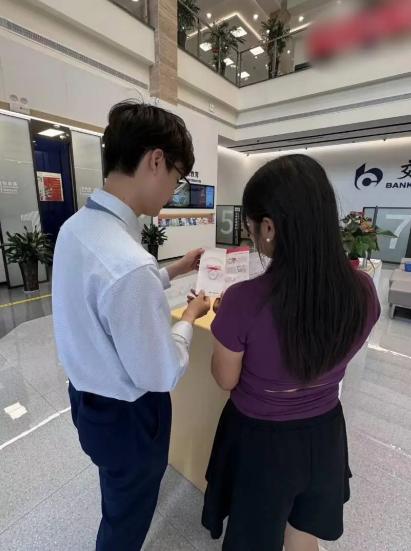 银行卡在手里，人没出过家门，钱却没了。重庆这位女士遇到的事，搁谁身上都得懵。
 