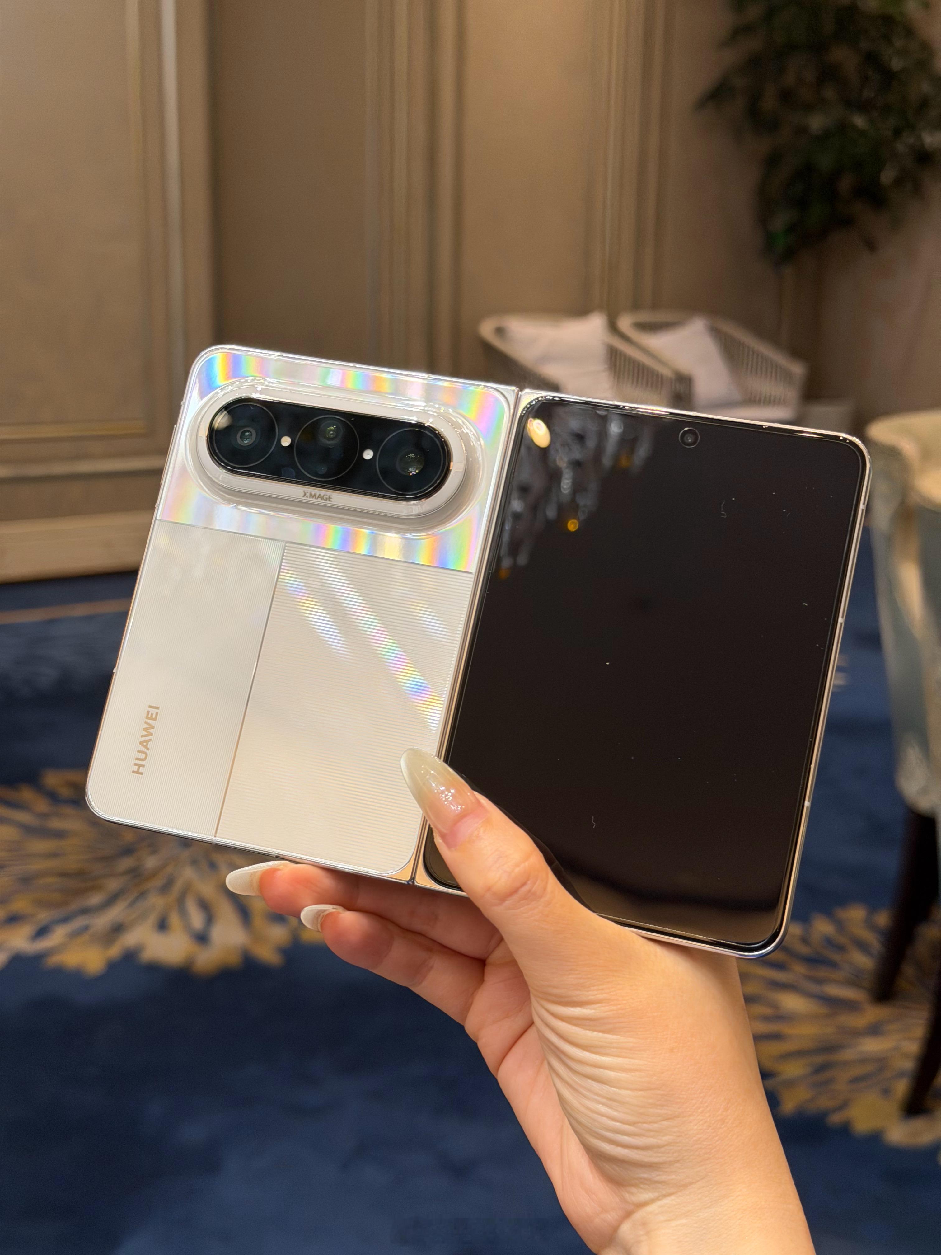 全球首款大阔折正式发布看看这个光泽度！牛啊～ 