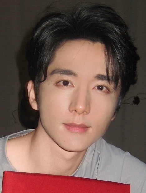 该怎么形容这张的氛围有多魅呢.....完全就是越夜越美丽啊 我的漂亮妈咪😭😭