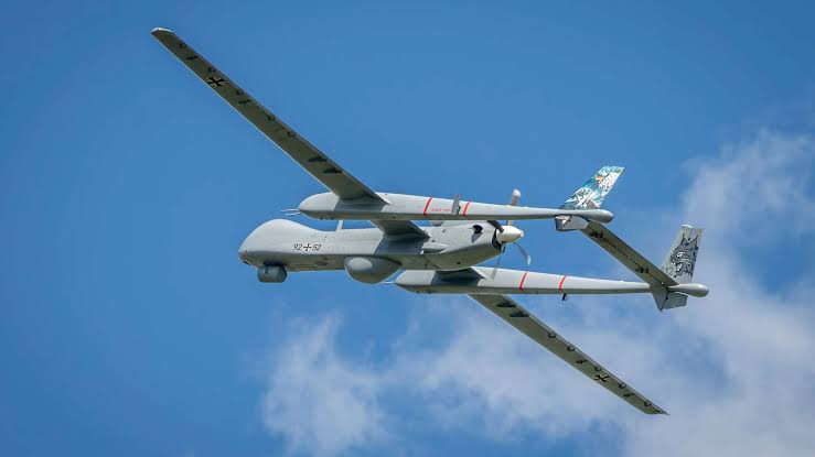 🔻在胡齐斯坦安迪卡地区，伊朗武装部队击落的一架“苍鹭”无人机残骸。🔻鉴于其机