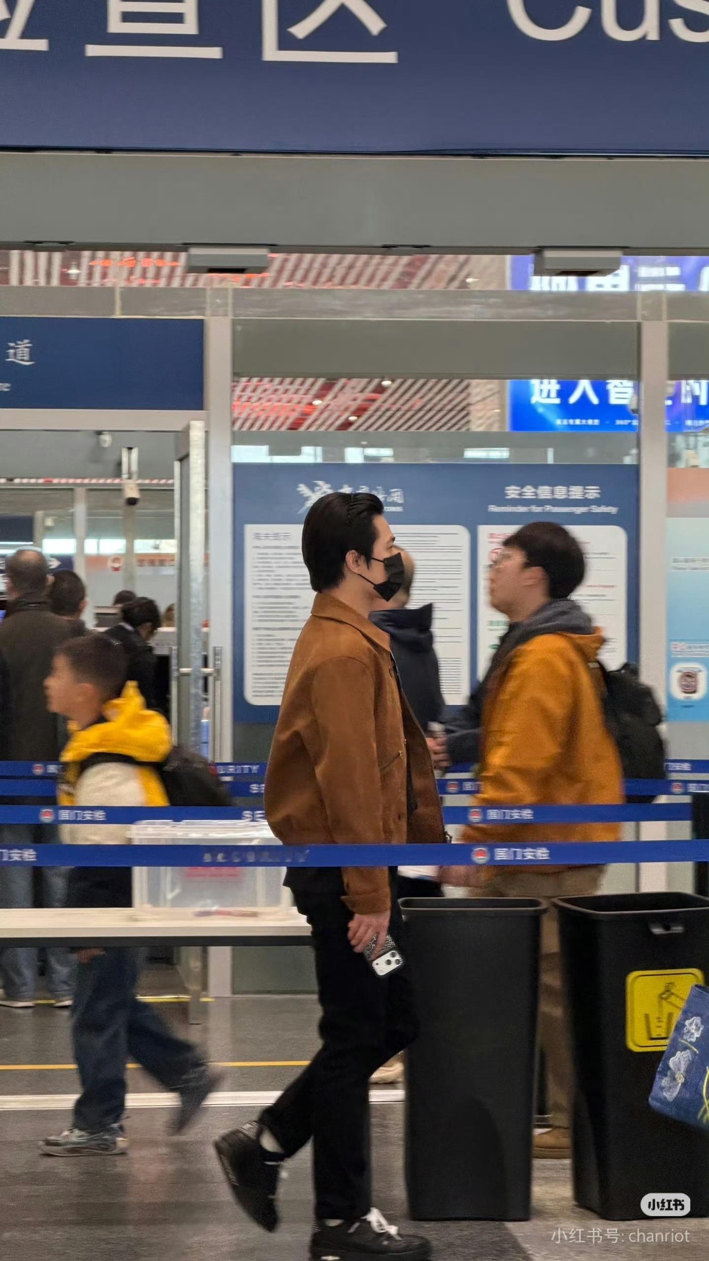 杨洋发箍大背头杨洋戴发箍梦回花少 有网友在机场偶遇了杨洋！这个发箍大背头真的梦回