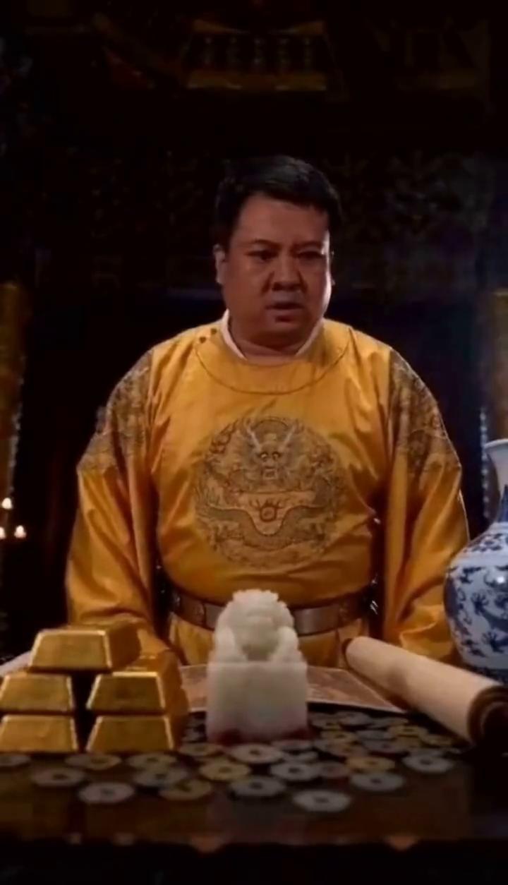 这可如何是好？到底戴哪个？我要逃走了老铁们，大家告诉我，带那件出逃最好。
记得点