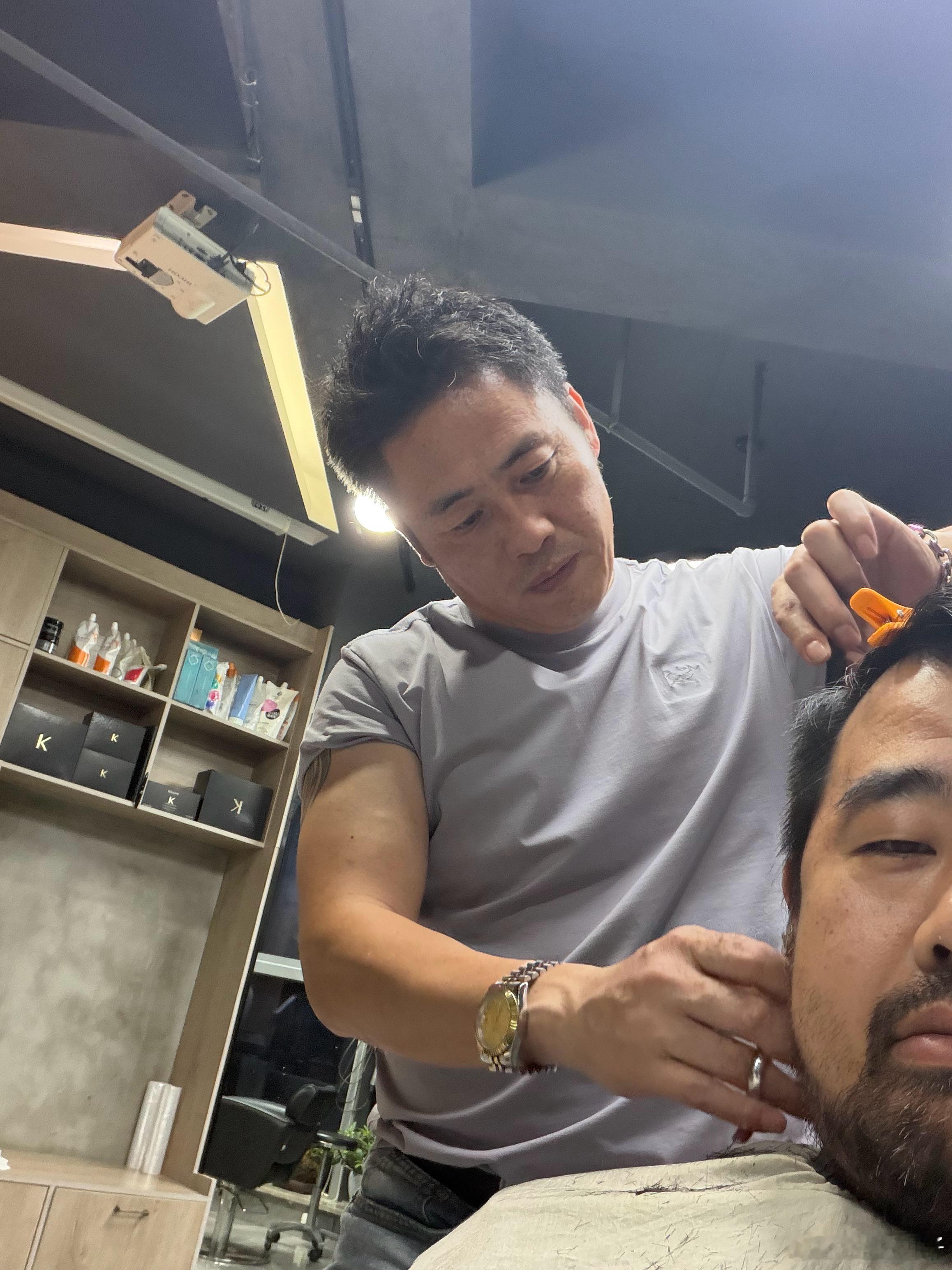 龙哥说给他2个小时，给我弄个超级酷的发型，我看看多炫酷，弄不好就就网暴他
