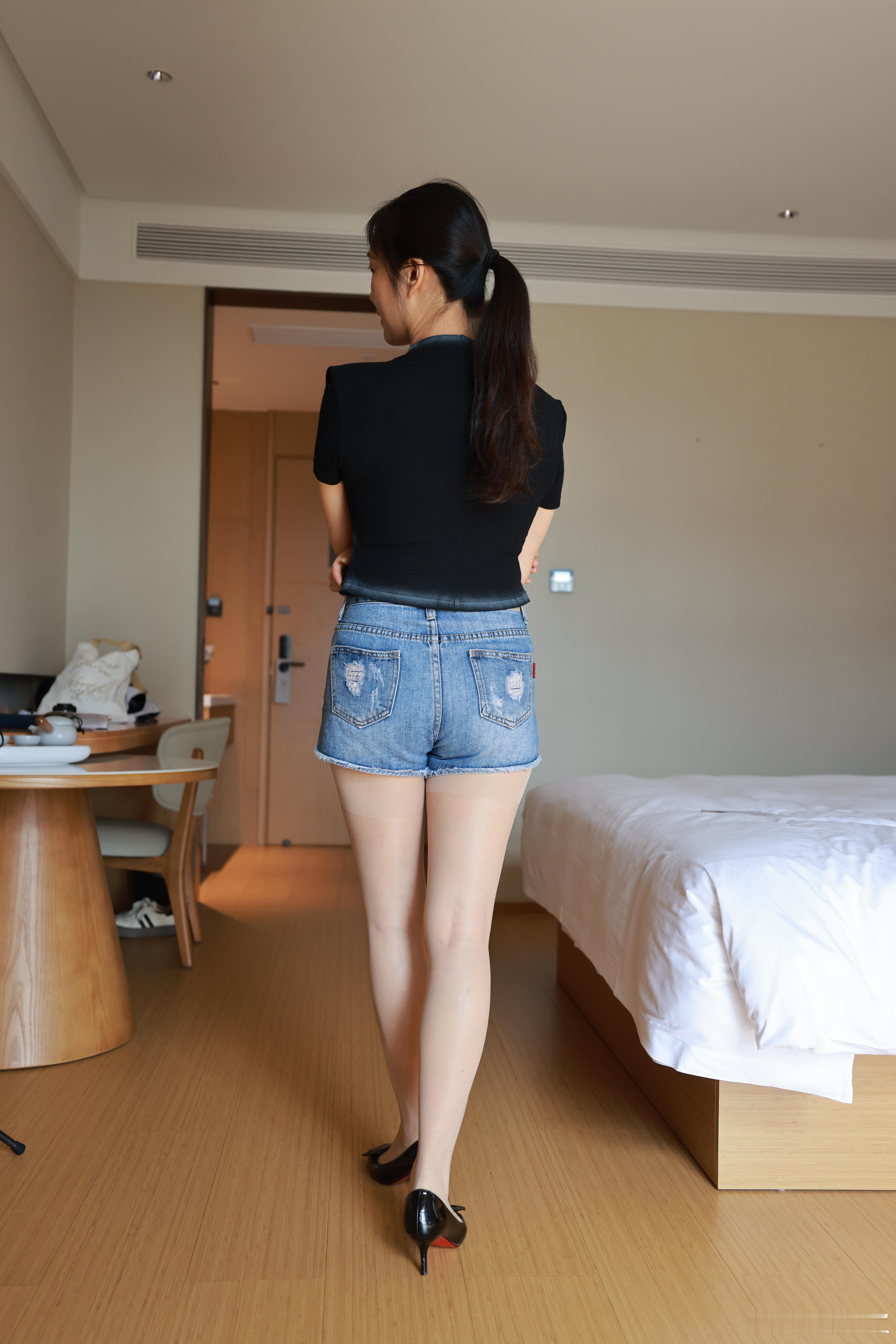 45岁姐姐的背影牛仔短裤显身材 ​​​