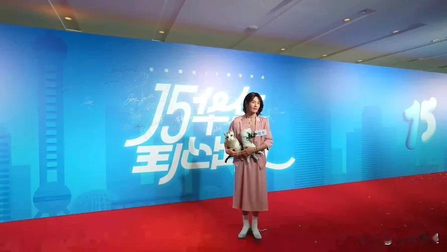 #乐华年会被他俩笑到了# 
乐华年会玩起了cos吗？李汶翰那造型师直接对着老板杜